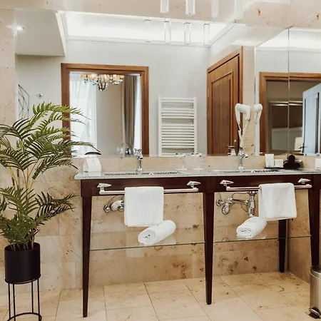 Luxury Bytom 4*